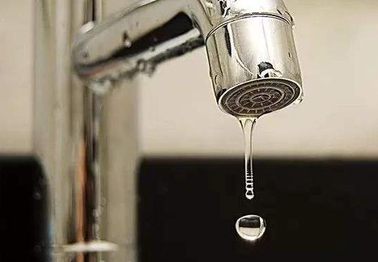 整棟樓就我家沒水？家里停水有哪幾種原因？