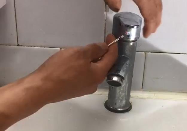 衛生間臺盆水龍頭拆卸圖解，6張步驟大圖帶你全程拆卸！