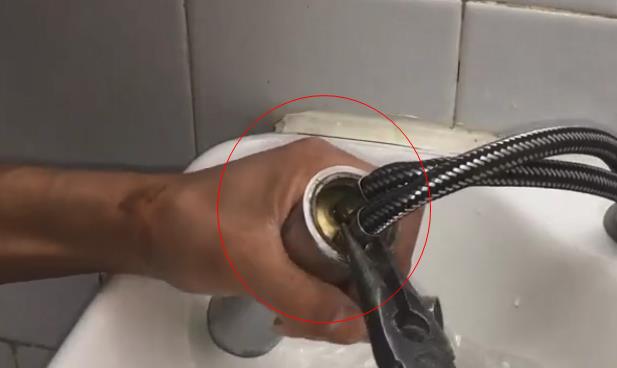 衛生間臺盆水龍頭拆卸圖解，6張步驟大圖帶你全程拆卸！