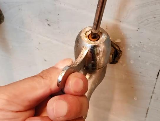 水龍頭滴水怎么修圖解!沒想到,2張圖2個步驟就搞定了! 水龍頭滴水怎么修圖解!沒想到,2張圖2個步驟就搞定了!