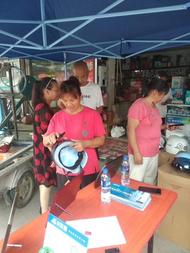 龍勝管海安運營中心助力“一盔一帶”,贈千頂安全盔以踐行社會責任 龍勝管海安運營中心助力“一盔一帶”,贈千頂安全盔以踐行社會責任